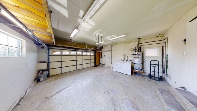 Building Photo - 5BD/2BA, Large Bedrooms!