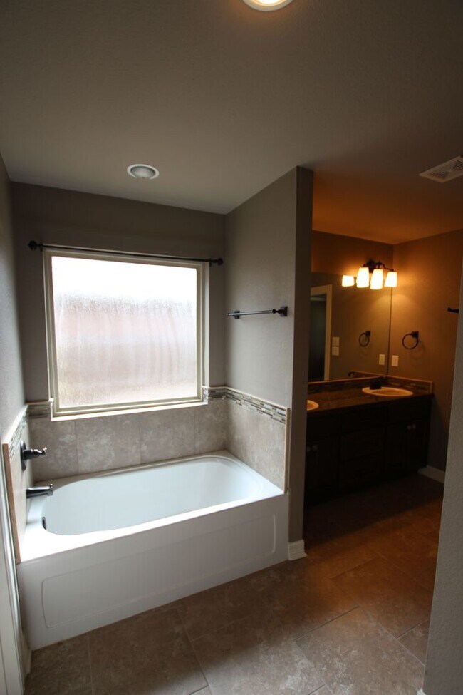 Building Photo - Coming Soon-Beautiful 3 bedroom 2 bath home in Flint!