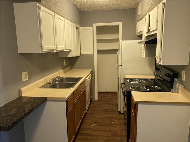 Building Photo - 8919 Galewood Dr
