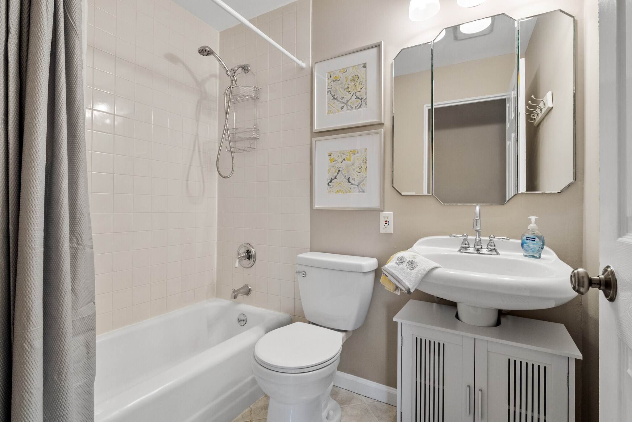 Building Photo - 1653 Pepperwood Dr