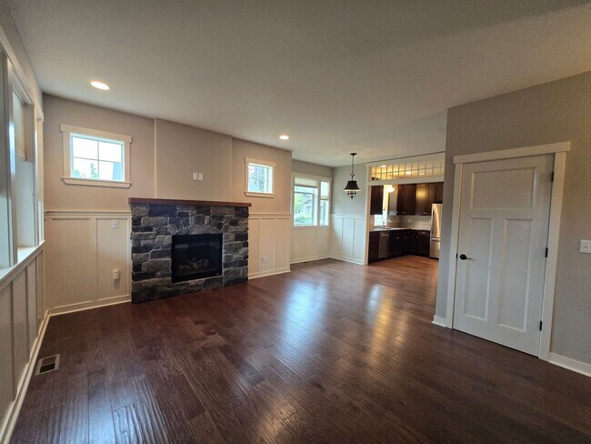 Building Photo - 3 bedroom, 2.5 bathroom house!!!