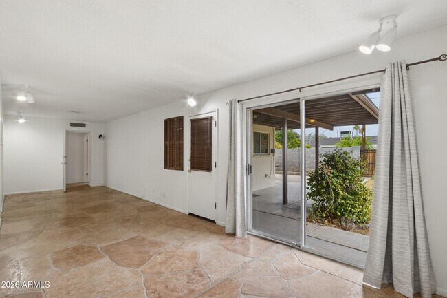 Building Photo - 1014 E Balboa Cir