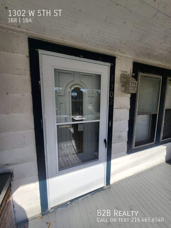 Building Photo - 1302 W 5th St