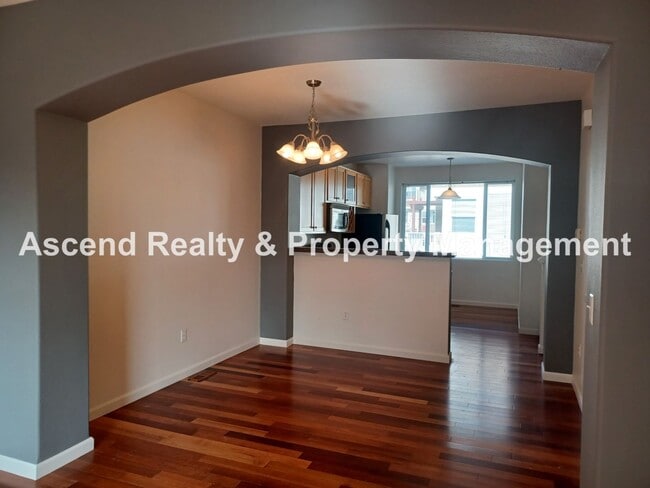 Building Photo - Sexton Crest Townhome Open Floor Plan Gas Fireplace 2 Car Tandem Attached Garage Available Mid March