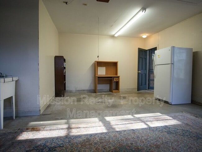 Building Photo - 7580 Rockfalls Dr