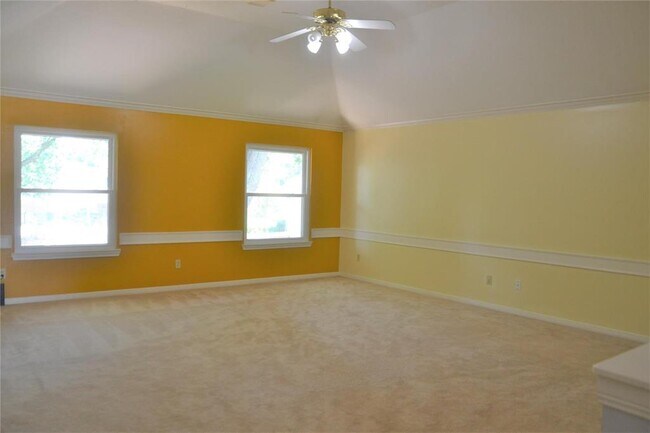 Building Photo - 15127 Greenleaf Ln