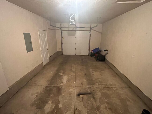 Building Photo - 3 bdrm/2.1 bath Duplex for Rent in Harrisburg