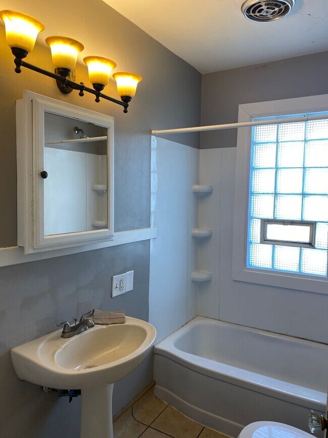 Building Photo - 2-Bedroom House with Detached Garage & Basement — Lafayette's North End