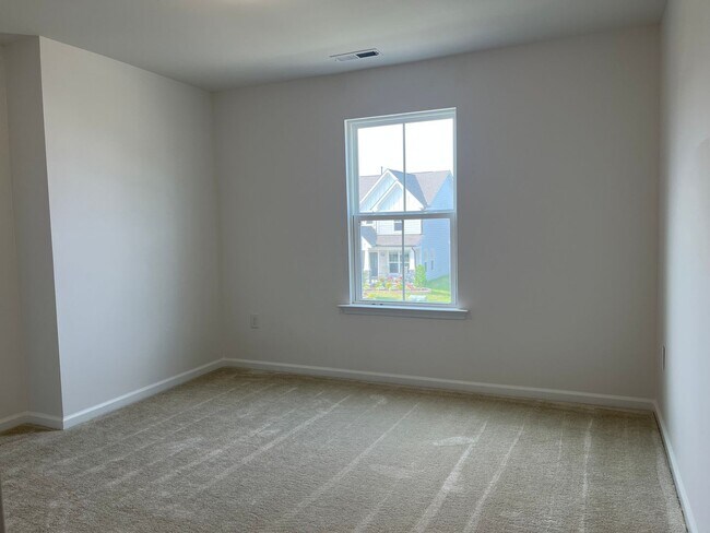 Building Photo - Stunning, Elegant Residence in Fuquay-Vari...