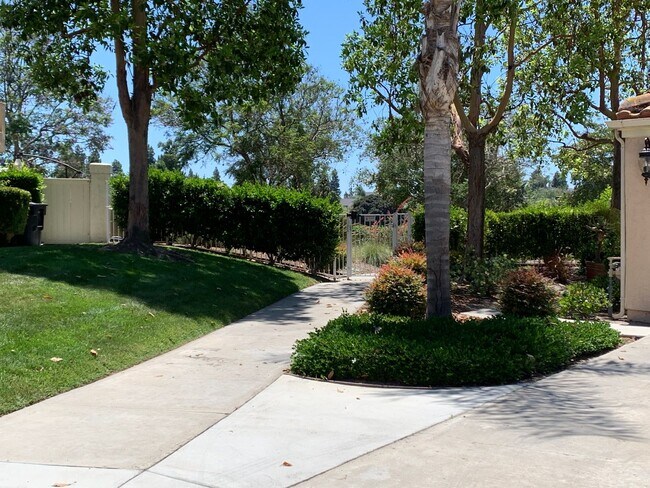 Building Photo - Eastlake : 2 bed, 2.5 bath vaulted ceiling...