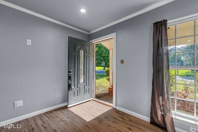 Building Photo - 9419 Normandie-