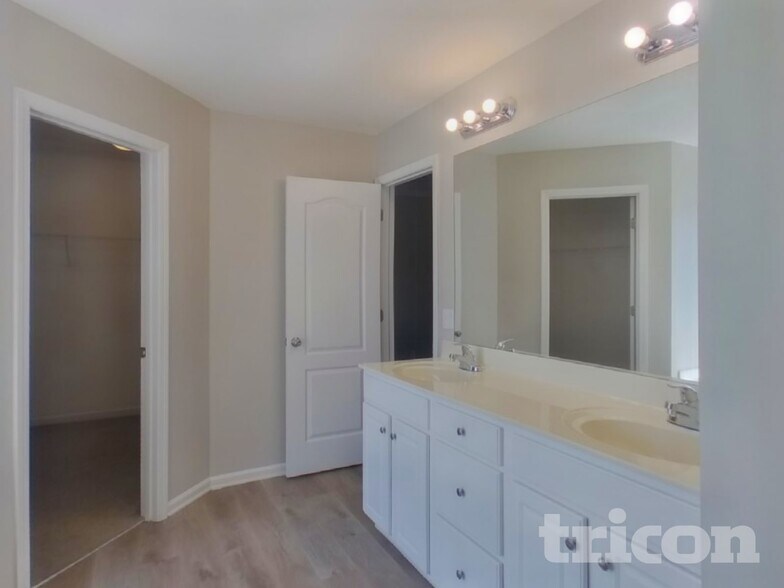Building Photo - 527 W Saddletree Dr