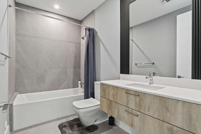 Building Photo - 925 NE 6th St