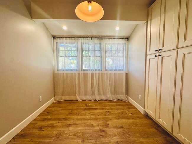 Building Photo - Beautiful Remodeled 2bd Home w/Laundry, Pr...