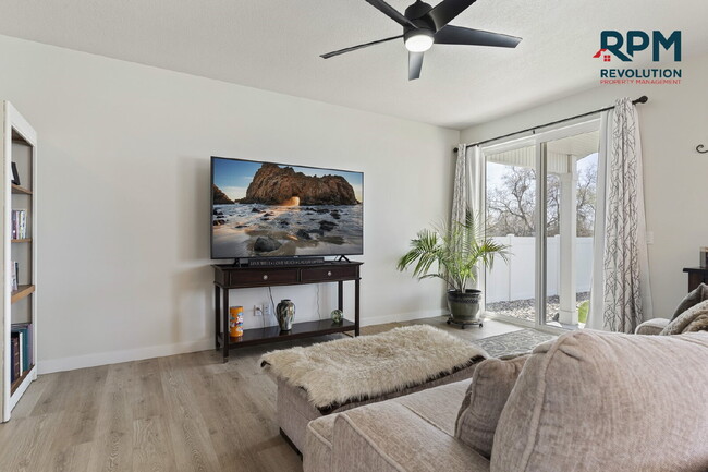 Building Photo - "Charming West Haven Retreat: Spacious 3-B...