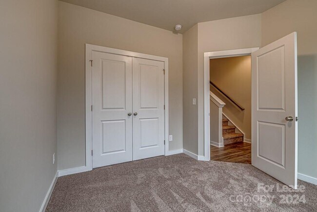 Building Photo - 2209 Silver Cres Dr