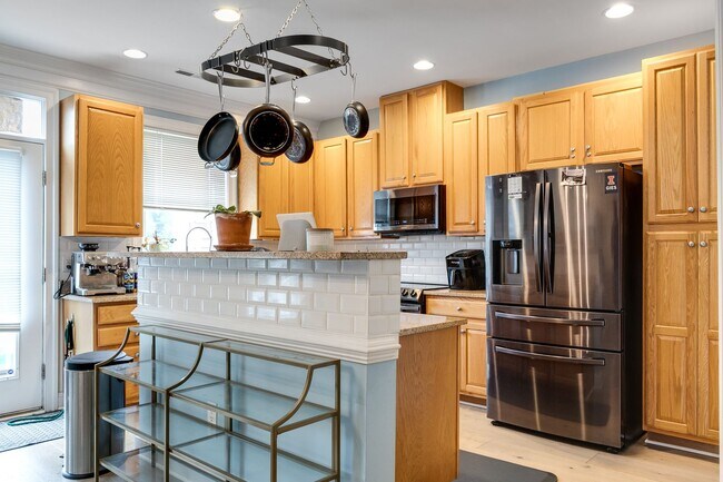 Building Photo - Gorgeous 3 Bedroom Townhome in Oregon Hill...