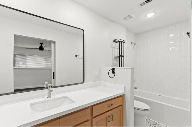 Building Photo - 201 San Saba St