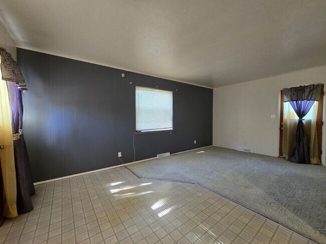 Building Photo - Hidden Gem - 4 Beds | 2.5 Baths | 2-Car Ga...