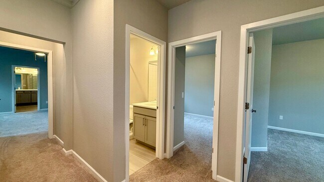 Building Photo - Modern Single-Family Home in Desirable Gol...