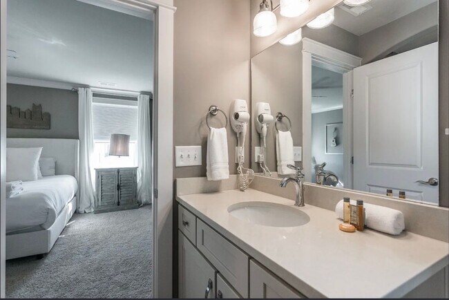 Building Photo - Belmont / Vanderbilt University Condo!!