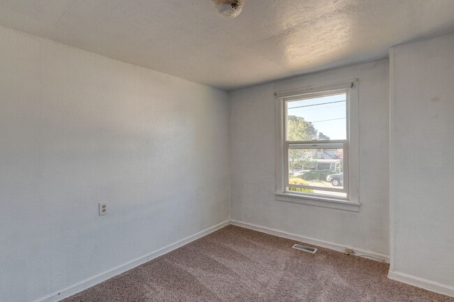 Building Photo - Three Bedroom One Bath House