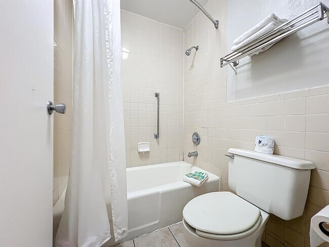 Building Photo - 4645 N Socrum Loop Rd