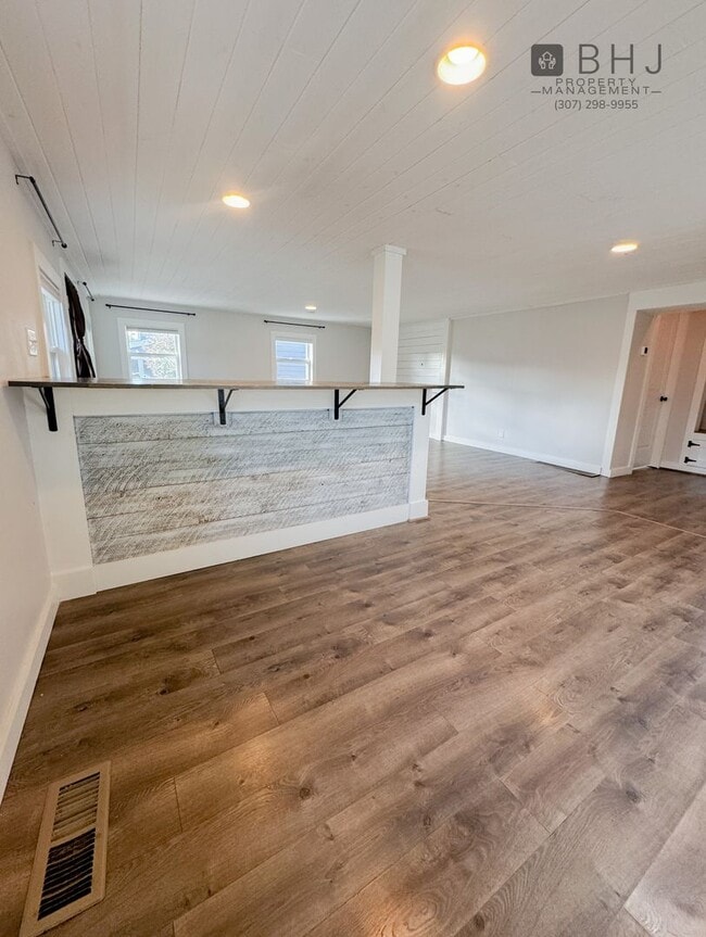 Building Photo - DOG FRIENDLY, 3 BED/ 1.5 BATH SINGLE FAMIL...