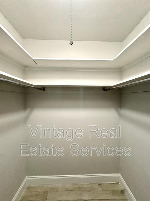 Building Photo - 1074 S Woodbrook Drive South