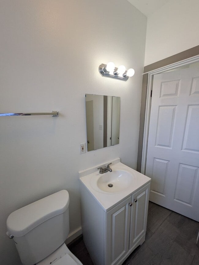 Building Photo - Bright & Clean 2 Bed | 1 Bath Home With a separate Den– 906 Sq. Ft. with Private Parking! Now Ava...