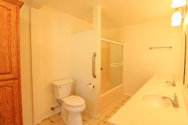 Building Photo - 3 Bedroom, 2 Bathroom Home w/ Large Backyard in Arroyo Grande