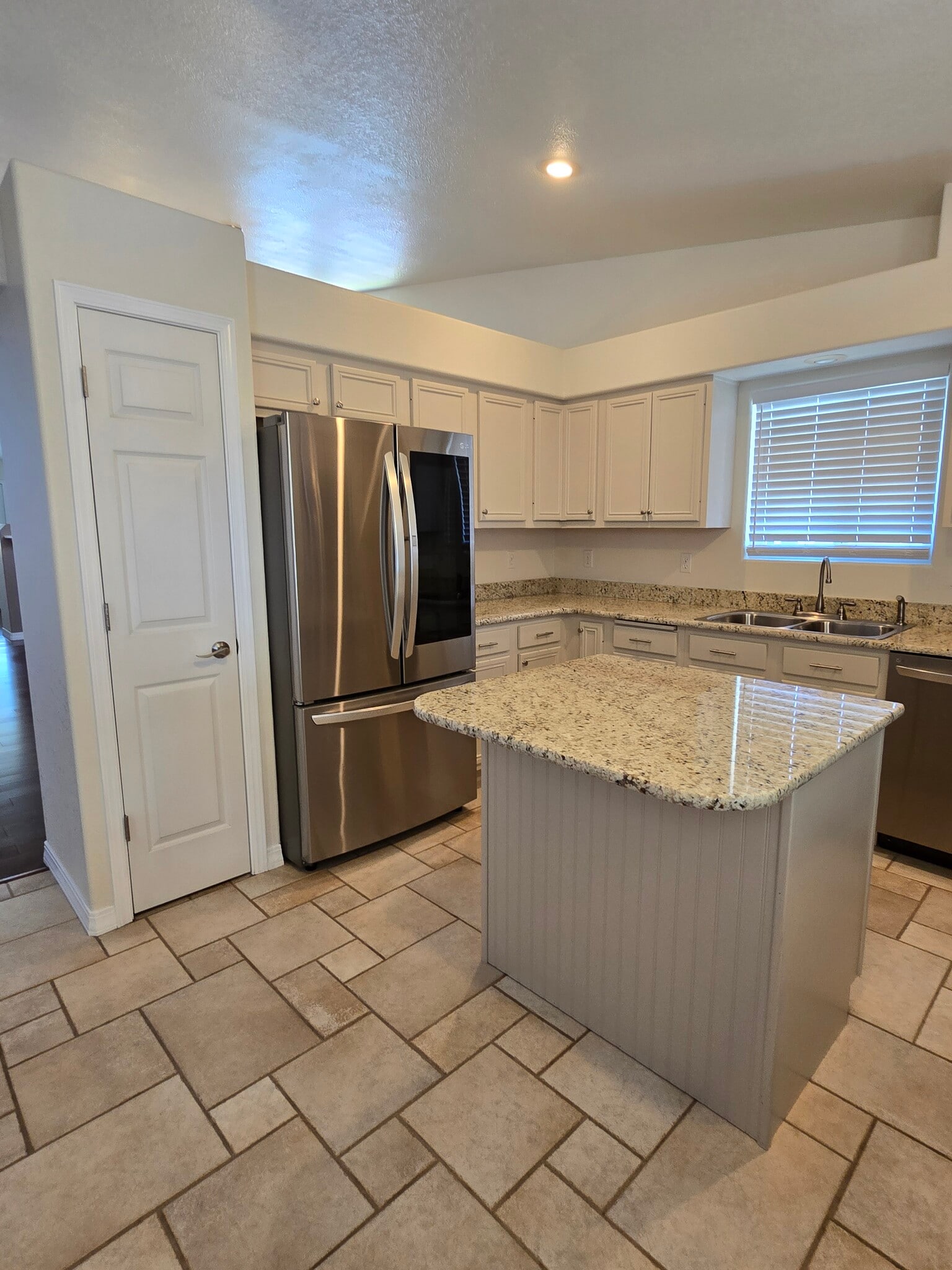 Kitchen_02 - 726 W Tyrolean Ct