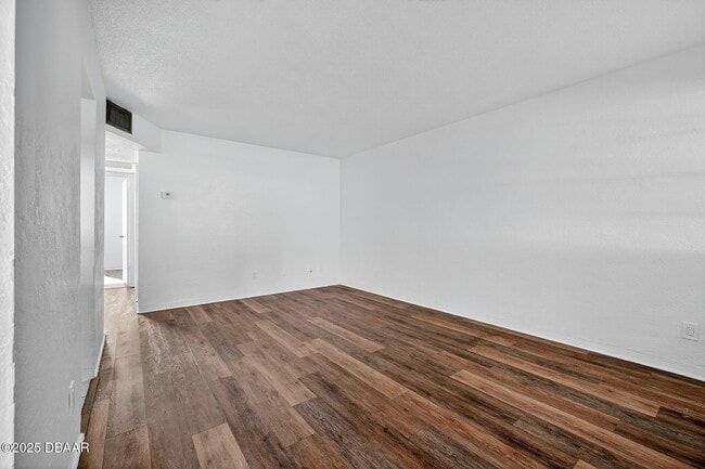 Building Photo - 2417 N Oleander Ave