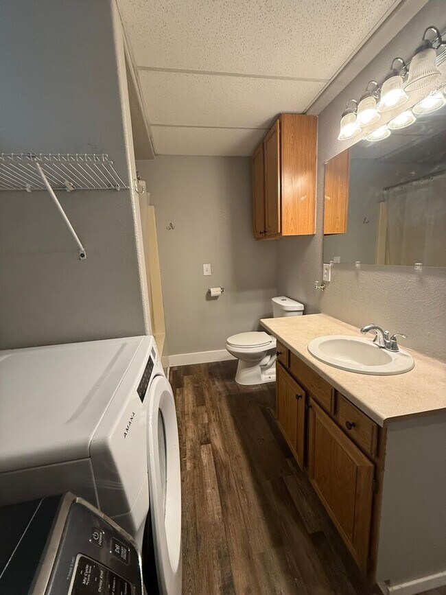 Building Photo - 529 S Dakota St