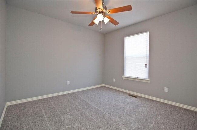 Building Photo - 4 Bed 4.5 Bath Townhouse just mins away from the University!