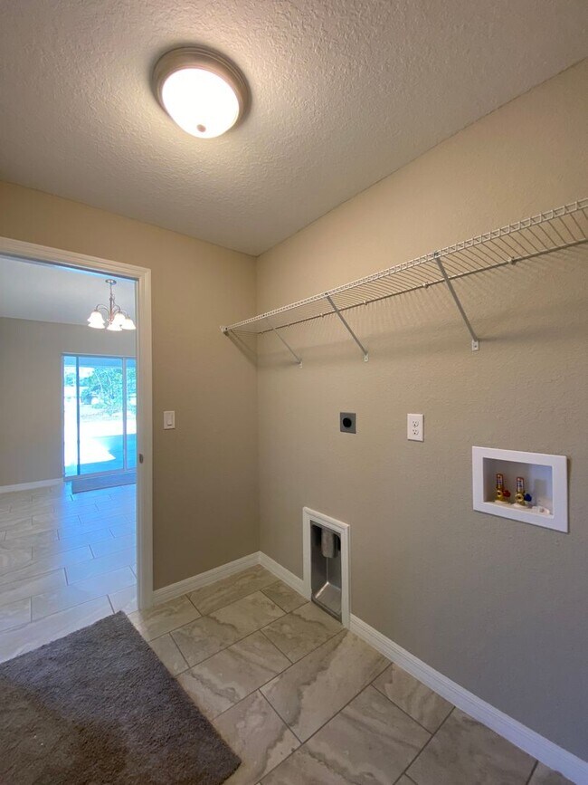 Building Photo - Desirable SW Ocala Neighborhood- 3/2/2 **WON"T LAST**