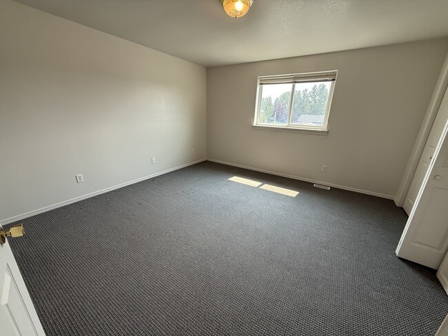 Building Photo - 913 Cardinal Dr