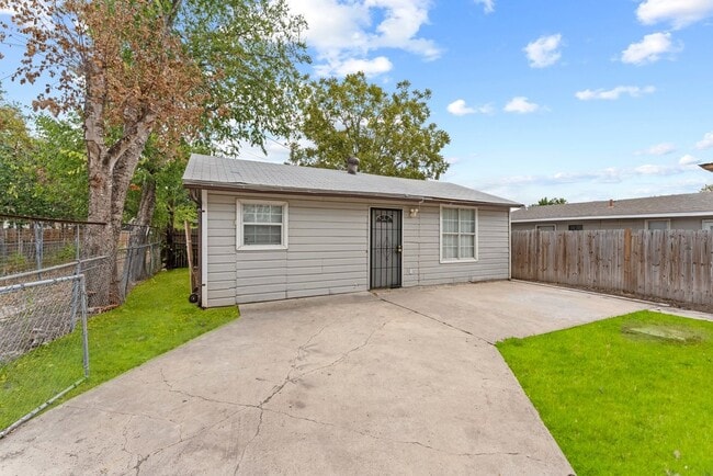 Primary Photo - 315 Pool Dr