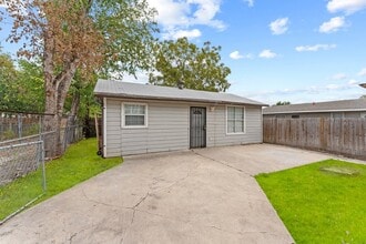 Building Photo - 315 Pool Dr