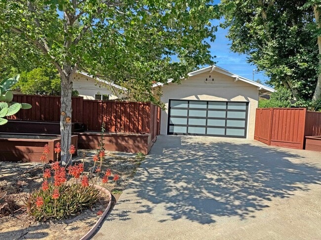 Building Photo - 701 Duke Cir