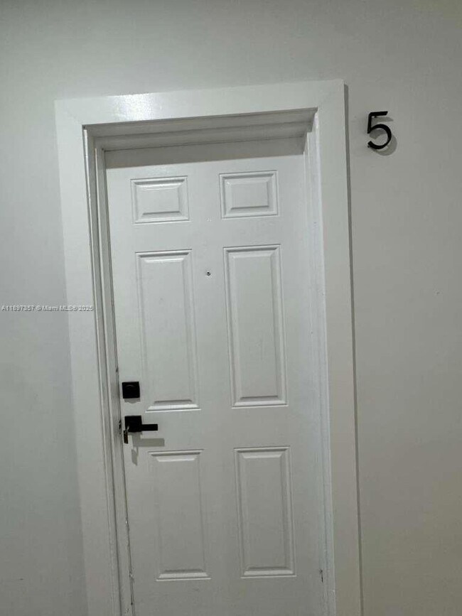 Building Photo - 2425 SW 6th St