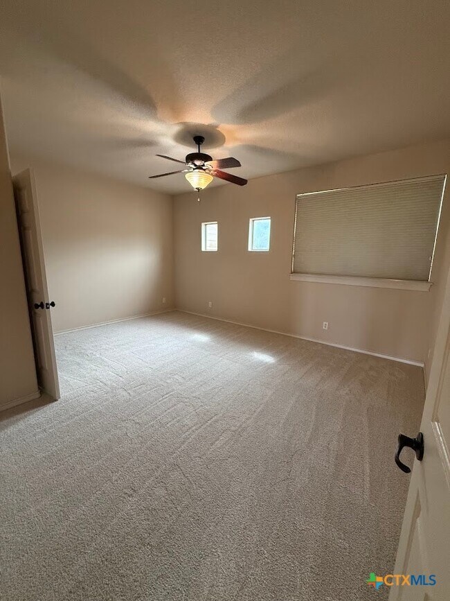 Building Photo - 976 Parkview Dr