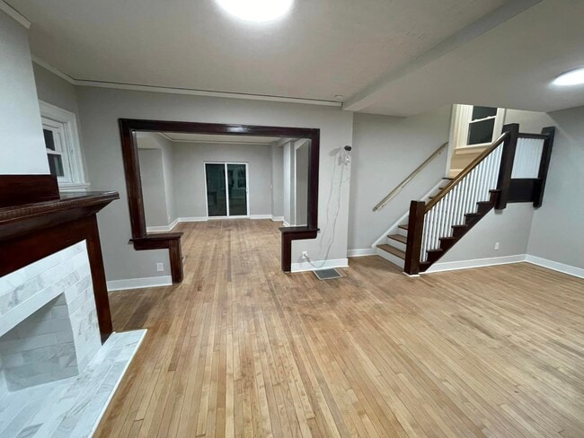 Building Photo - 317 Kenwood Ave
