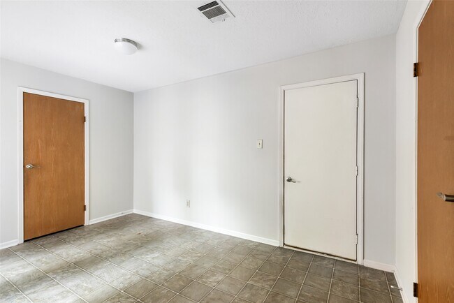 Building Photo - 3122 Lake Stream Dr