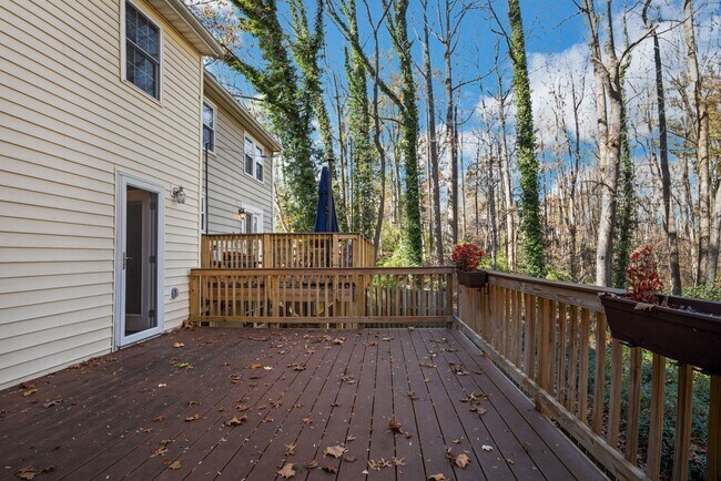 Building Photo - Well maintained 3-level 3Bd/2 full & 2 half bath TH in the sought-after Burke Centre!