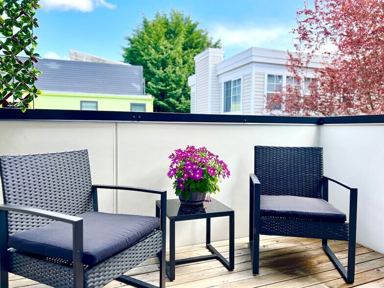 Building Photo - 700 Broadway E