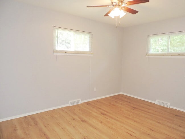 Building Photo - 3 Bed - 1.5 Bath Ranch for Rent in Richmond Heights!