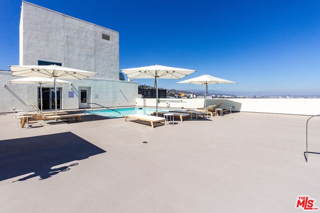 Building Photo - 838 N Doheny Dr