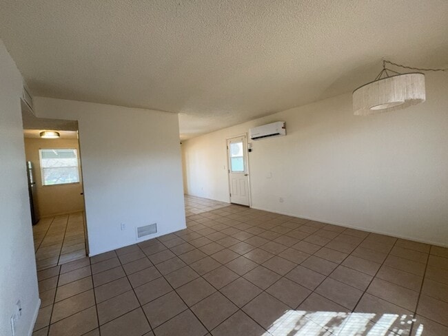 Building Photo - Beautiful 3 bedroom home - available now!
