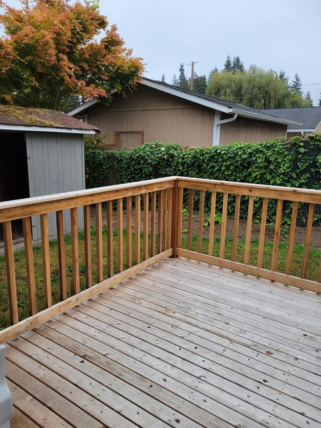 Building Photo - Remodeled Duplex Townhouse in Everett- 5 min to Boeing Available for September 1st Occupancy for ...